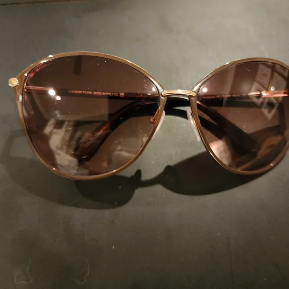 Tom Ford Sunglasses (Women's) Used once - Picture 2 of 7